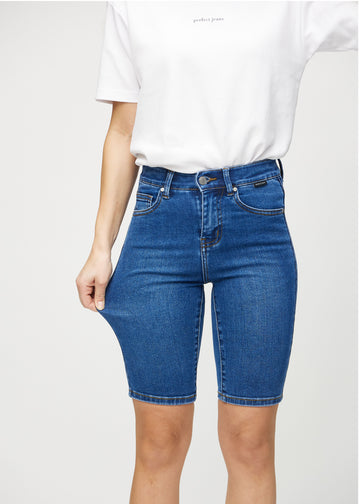 Das Model zieht die Shorts am Oberschenkel auseinander, um den Stretch zu zeigen.