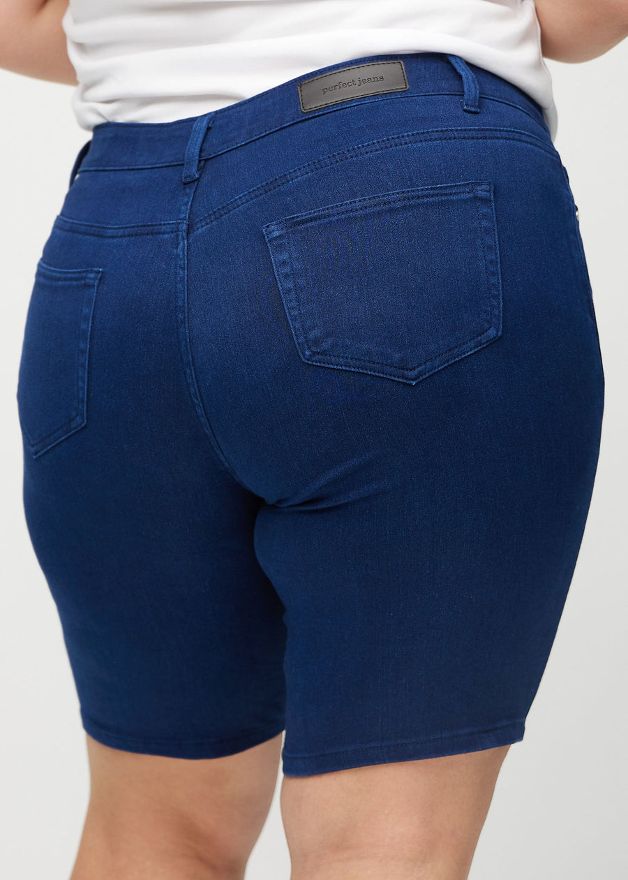Dunkelblaue skinny middle shorts von hinten aus der Nähe an einem Plus-Size-Model gesehen, um Details zu zeigen.