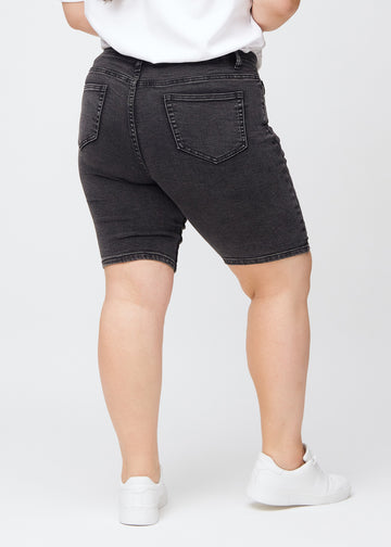 Frau in dunkelgrauen Denim-Shorts von hinten gesehen