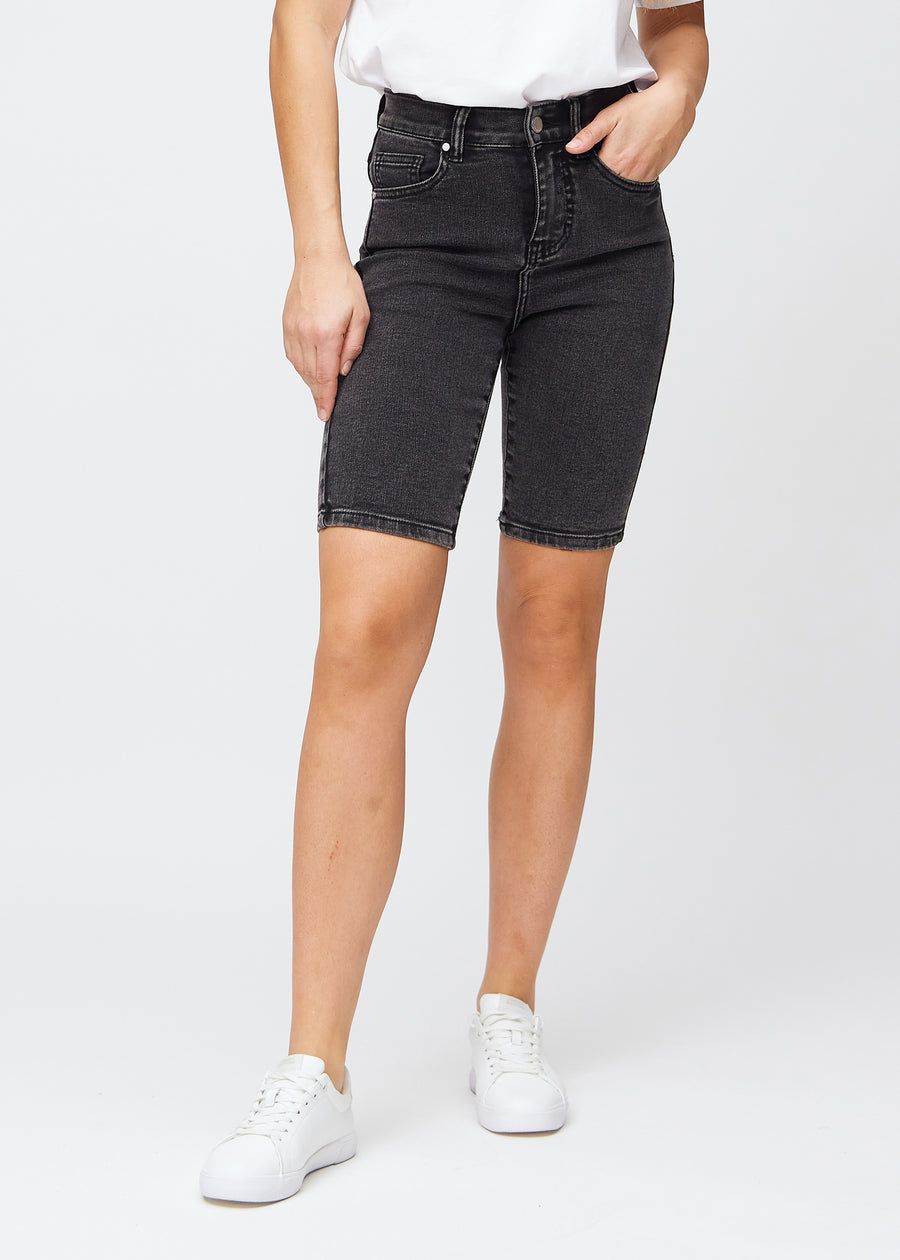 Dunkelgraue Denim-skinny-Middle-Shorts, Modellname Shadows, die eng am Oberschenkel anliegen und knapp über dem Knie enden, von vorn gesehen.