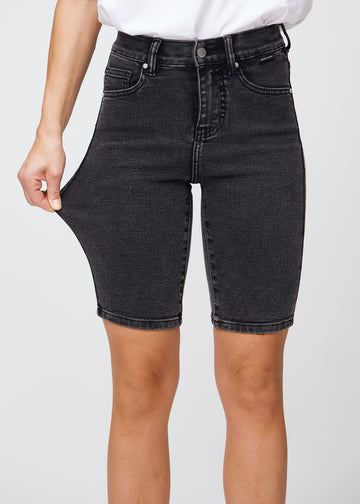 Das Model zieht die Shorts am Oberschenkel auseinander, um den Stretch zu zeigen.