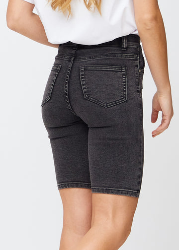 Dunkelgraue Denim-skinny-Middle-Shorts von hinten in Nahaufnahme, um Details zu zeigen.