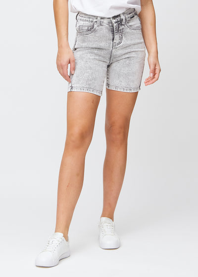 Hellgraue Denim-skinny-Short Shorts, Modellname Ashes, die eng anliegen und bis zur Mitte des Oberschenkels reichen, von vorne gesehen.