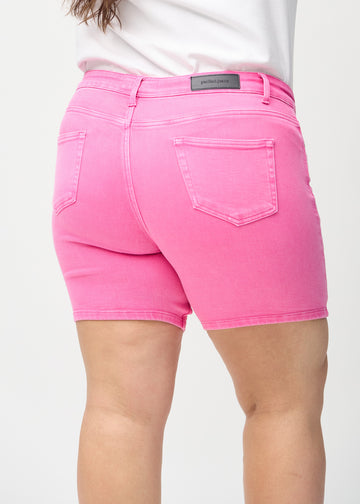 Hellrosa skinny Short Shorts von hinten aus der Nähe an einem Plus-Size-Model gesehen, um Details zu zeigen.