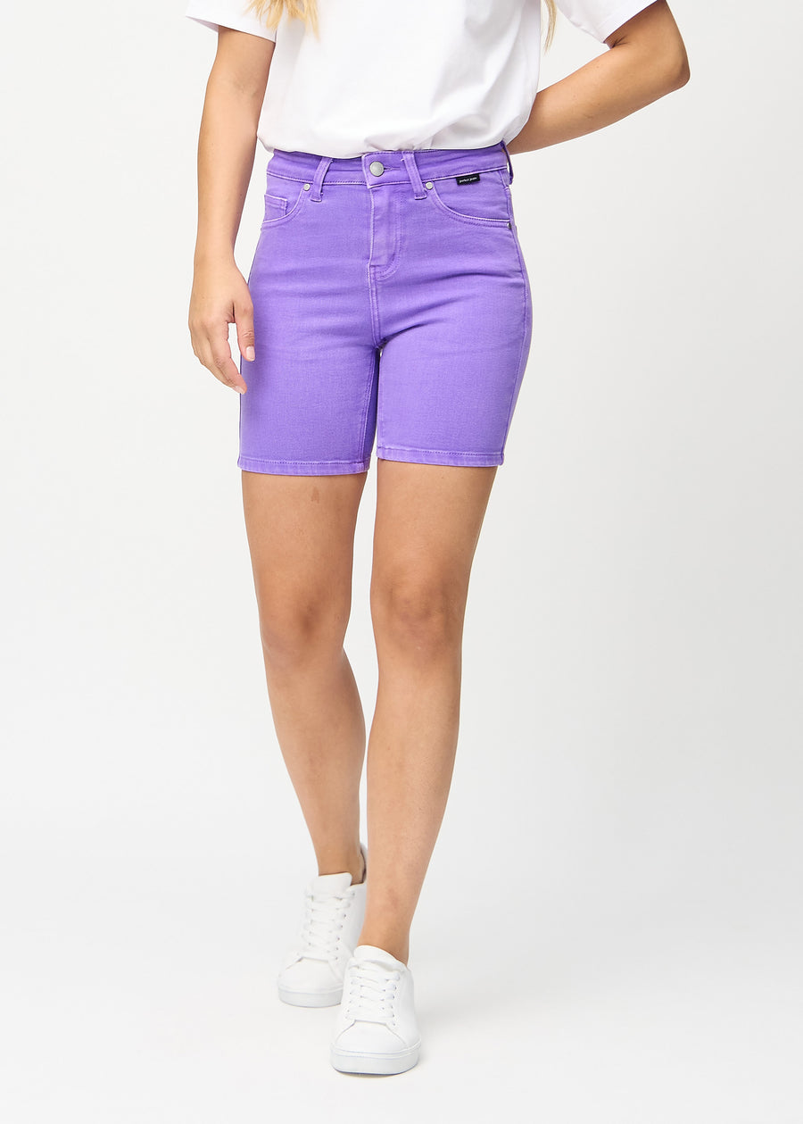 Lila skinny Short Shorts, Modellname Lavenders, figurbetont und bis zur Mitte des Oberschenkels, von vorne gesehen.