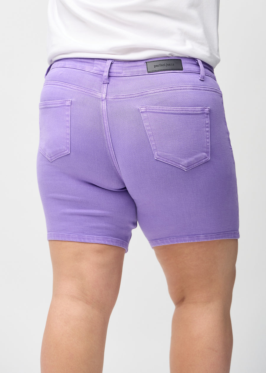 Lila skinny Short Shorts von hinten in der Nahaufnahme an einem Plus-Size-Model, um Details zu zeigen.