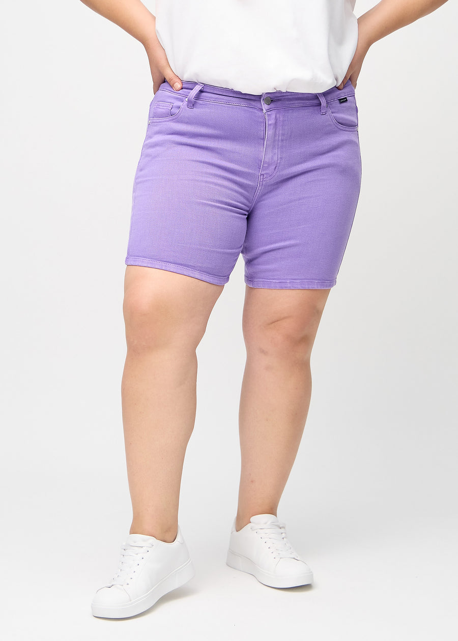 Lila skinny Short Shorts, Modellname Lavenders, figurbetont und bis zur Mitte des Oberschenkels an einem Plus-Size-Model, von vorne gesehen.