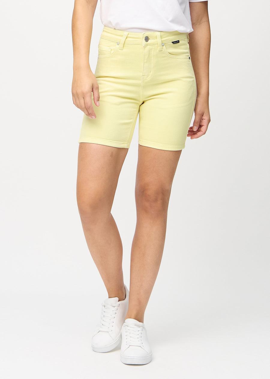Hellgelbe skinny Short Shorts, Modellname Lemonades, die eng anliegen und bis zur Mitte des Oberschenkels reichen, von vorne gesehen.