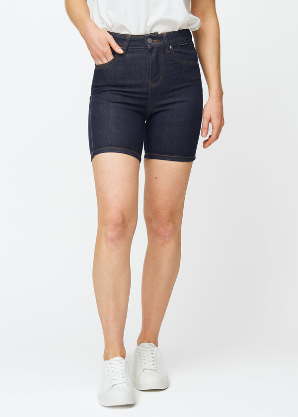 Tief dunkelblaue Denim-Shorts für Damen in der Farbe Midnights mit Skinny-Passform, die an der Hüfte eng anliegt und den Oberschenkeln folgt, von vorne gesehen.