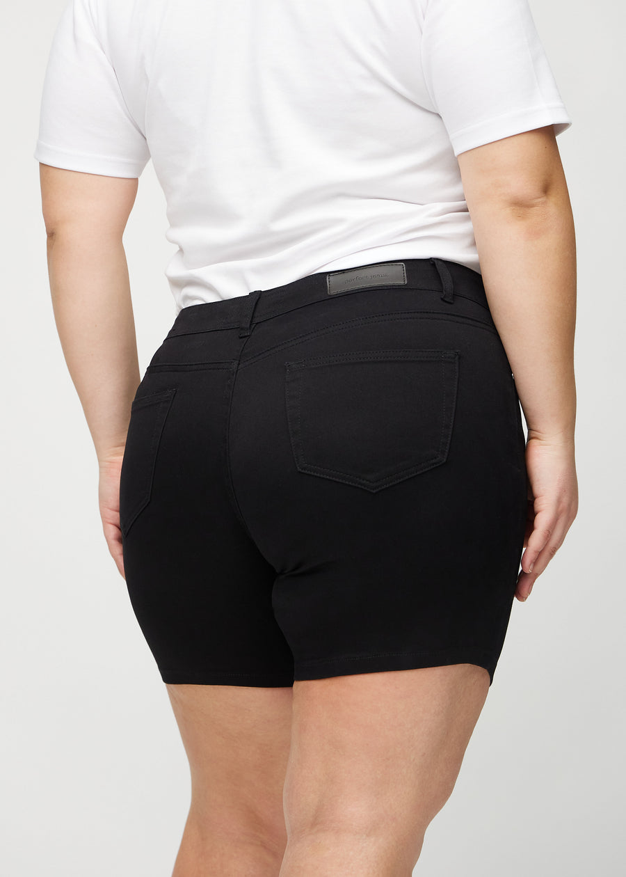 Schwarze skinny Short Shorts von hinten aus der Nähe an einem Plus-Size-Model gesehen, um Details zu zeigen.