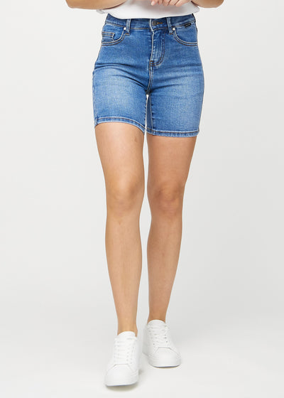 Denim skinny Short Shorts, Modellname Rivers, die eng anliegen und bis zur Mitte des Oberschenkels reichen, von vorn gesehen.