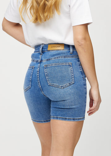 Denim skinny Short Shorts von hinten in Nahaufnahme, um Details zu zeigen.