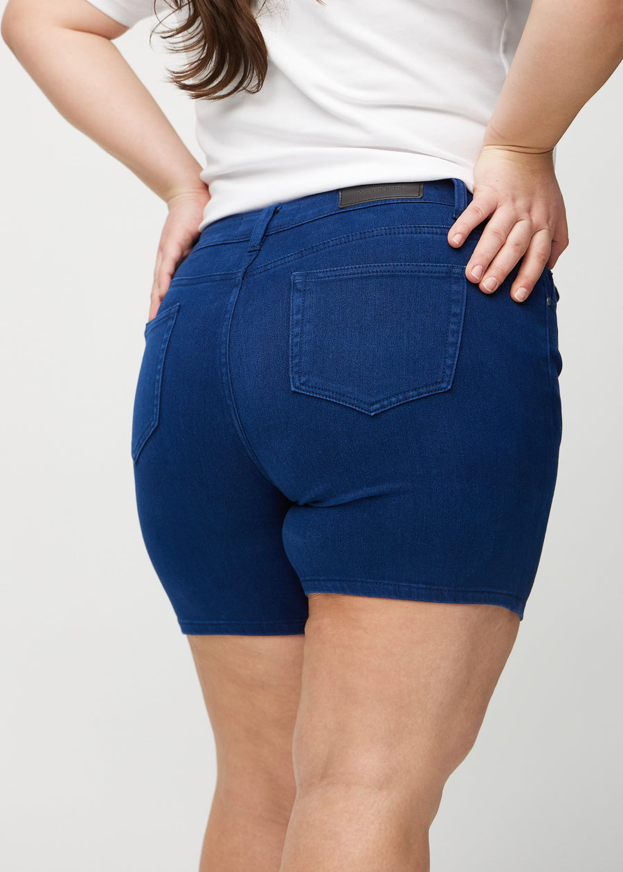 Dunkelblaue skinny Short Shorts von hinten aus der Nähe an einem Plus-Size-Model gesehen, um Details zu zeigen.