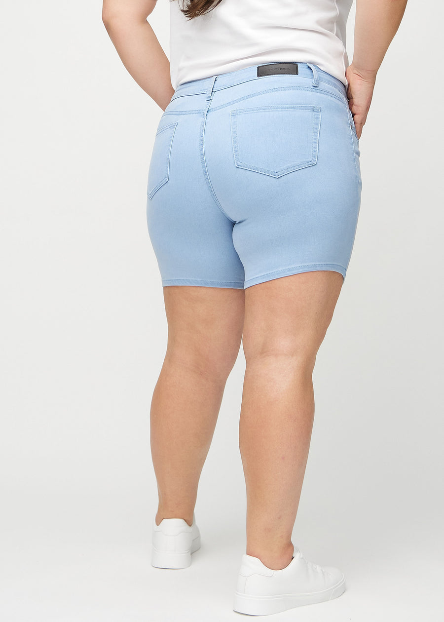 Hellblaue skinny short shorts von hinten an einem Plus-Size-Model gesehen, damit man das gesamte Produkt sehen kann.