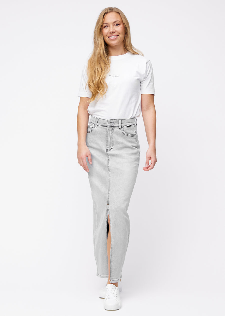 Langer hellgrauer Denimrock für Damen in der Farbe Ashes. Ganzkörperansicht eines Models in dem Rock mit Schlitz vorne.