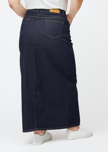 Langer tief dunkelblauer Denim-Rock für Damen in der Farbe Midnights von hinten auf einem Plus-Size-Model gesehen, sodass die gesamte Länge sichtbar ist.