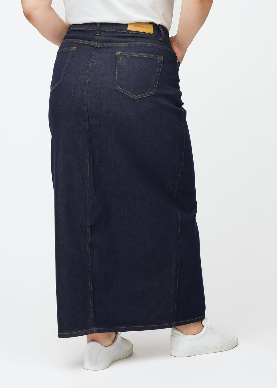 Langer tief dunkelblauer Denim-Rock für Damen in der Farbe Midnights von hinten auf einem Plus-Size-Model gesehen, sodass die gesamte Länge sichtbar ist.