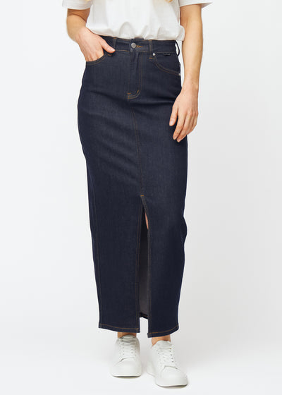 Lange tief dunkelblaue Denim-Rock für Damen in der Farbe Midnights, der an der Hüfte sitzt und gerade bis zu den Knöcheln fällt, mit Schlitz vorne, der knapp unter dem Knie beginnt, von vorne gesehen.