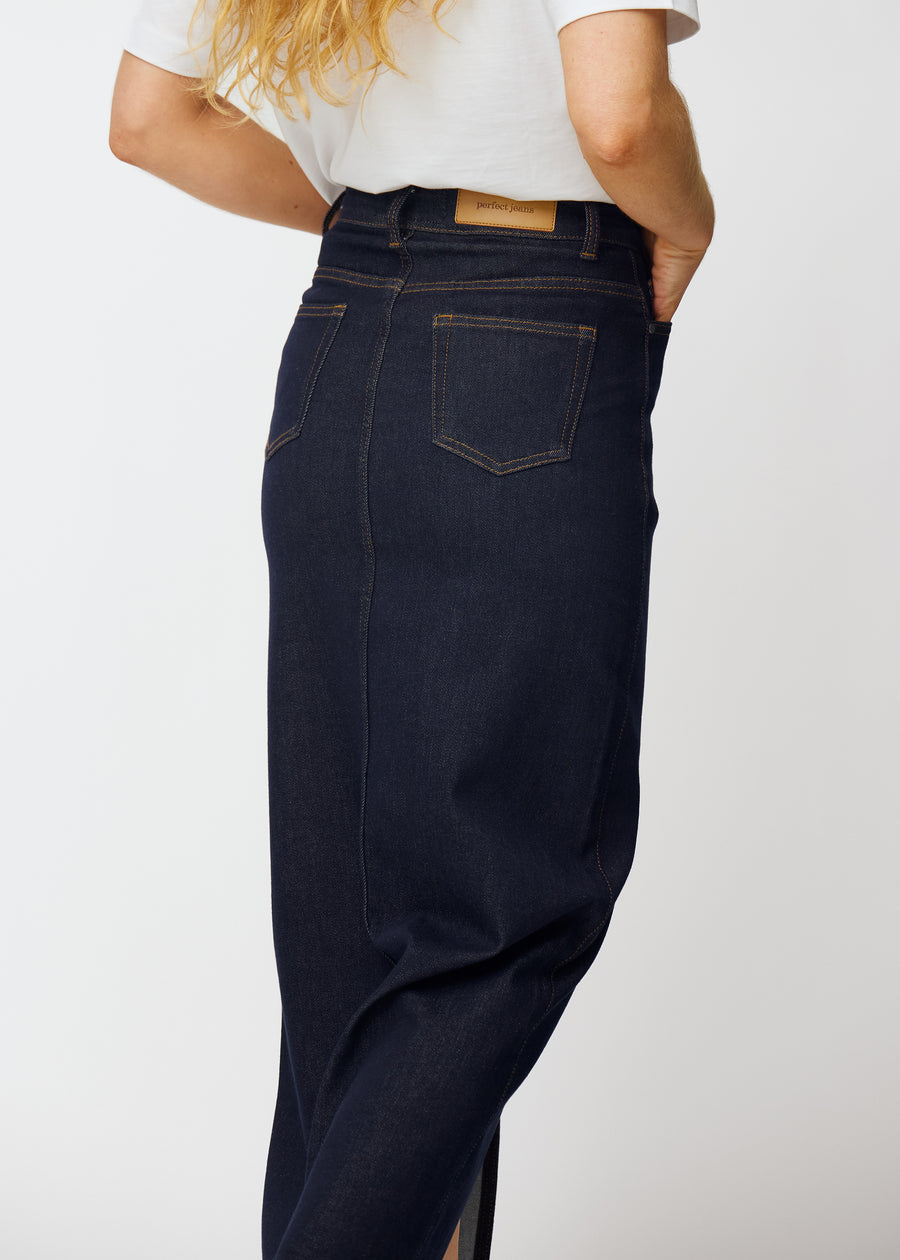 Langer tief dunkelblauer Denim-Rock für Damen in der Farbe Midnights von hinten nah aufgenommen, um Passform und Details zu zeigen.