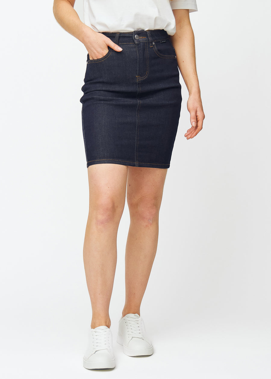 Tief dunkelblaue Denim-Rock für Damen in der Farbe Midnights mit enger Passform und Länge bis knapp über das Knie, von vorne gesehen.