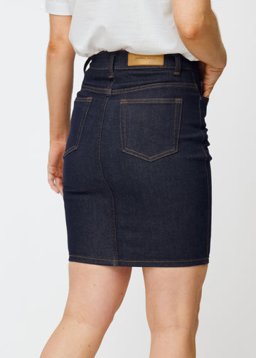 Tief dunkelblaue Denim-Rock für Damen in der Farbe Midnights von hinten nah aufgenommen, um Passform und Details zu zeigen.