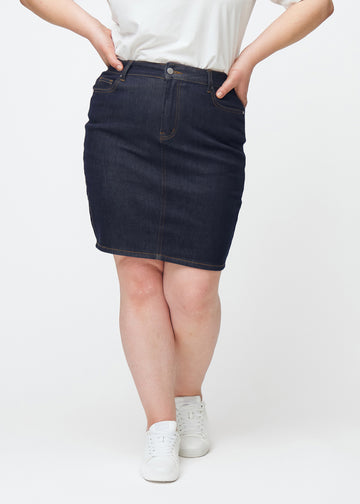 Tief dunkelblaue Denim-Rock für Damen in der Farbe Midnights, von vorne auf einem Plus-Size-Model gesehen.