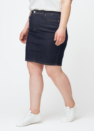 Tief dunkelblaue Denim-Rock für Damen in der Farbe Midnights, von der Seite auf einem Plus-Size-Model gesehen.