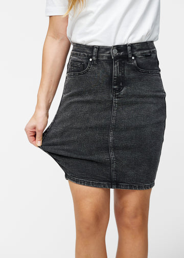 Model strækker mørkegrå, tætsiddende og knælang denimnederdel ved låret for at vise stretch.