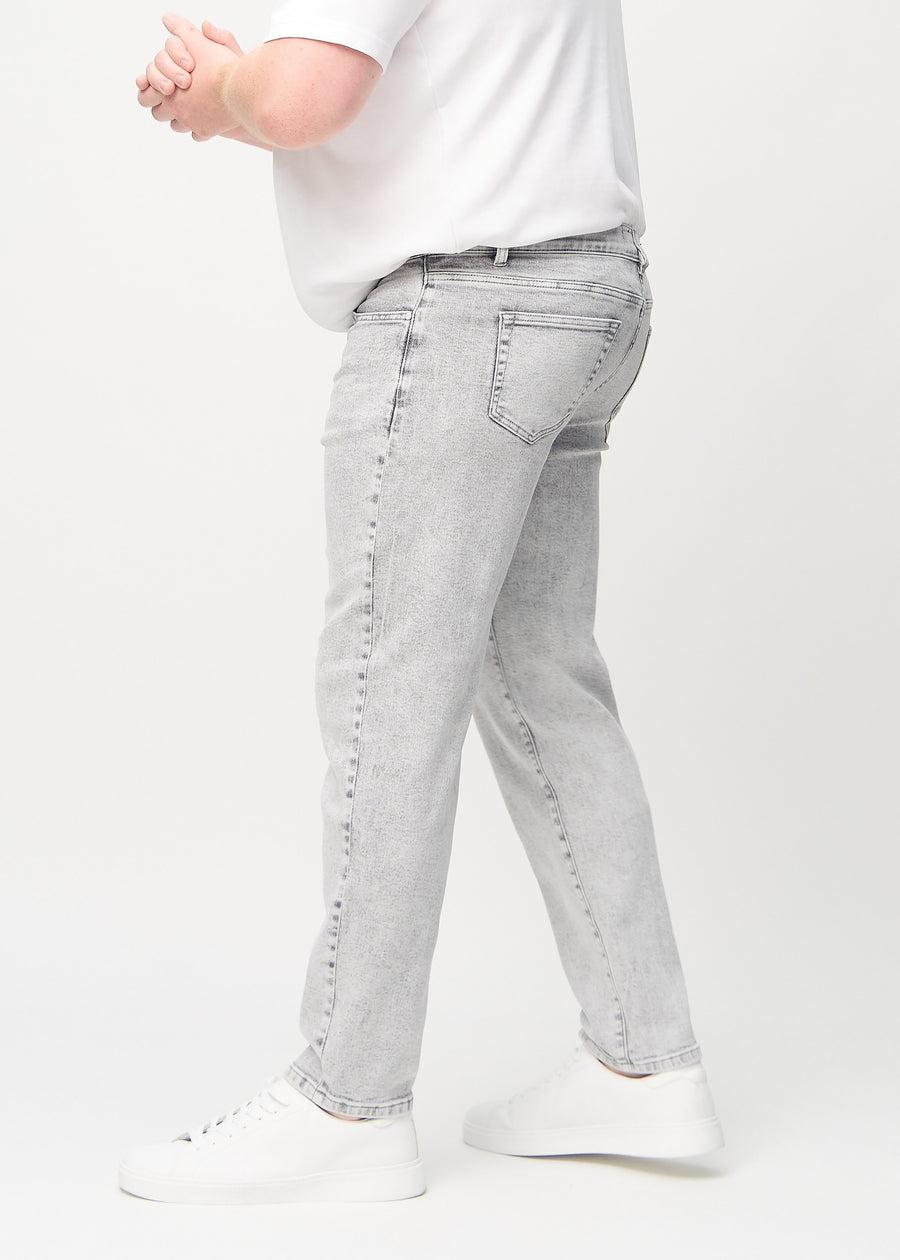 Hellgrauer Denim regular jeans von der Seite an einem Plus-Size-Model gesehen.