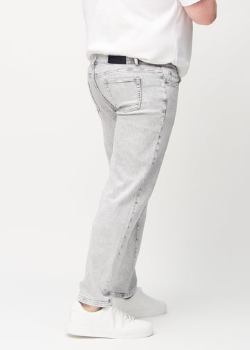 Hellgrauer Denim regular jeans von hinten an einem Plus-Size-Model gesehen, sodass man das gesamte Produkt sehen kann.