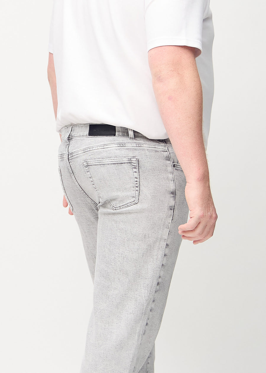 Hellgrauer Denim regular jeans von hinten in der Nahaufnahme an einem Plus-Size-Model, um Details zu zeigen.