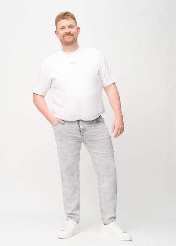 Ganzkörperbild eines Plus-Size-Models in hellgrauem Denim regular jeans.