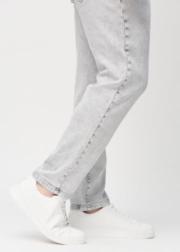 Die Knöchel eines Plus-Size-Models, sodass man sehen kann, wie locker die Jeans sitzt.