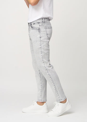 Hellgrauer Denim regular jeans von der Seite am Model gesehen.