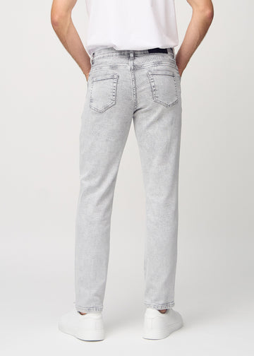 Hellgrauer Denim regular jeans von hinten gesehen, sodass man das gesamte Produkt sehen kann.