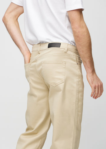 Beige regular jeans von hinten aus der Nähe gesehen, um Details zu zeigen.