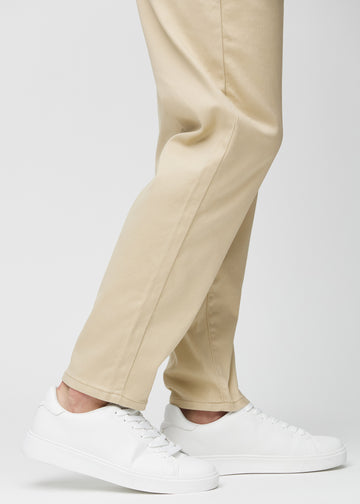 Die Knöchel eines Models, damit man sehen kann, wie locker die Jeans sitzt.
