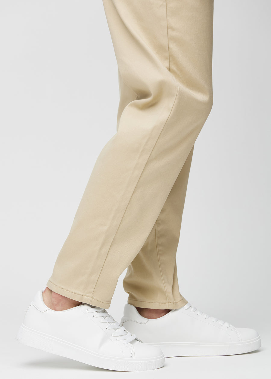 Die Knöchel eines Models, damit man sehen kann, wie locker die Jeans sitzt.