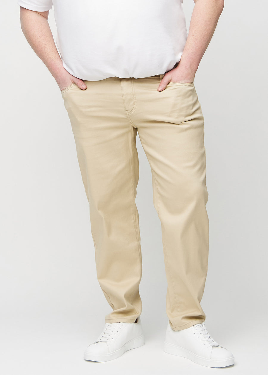 Beige regular jeans, Modellname Gazelles, die gerade am Bein herunterfällt, an einem Plus-Size-Model, von vorne gesehen.