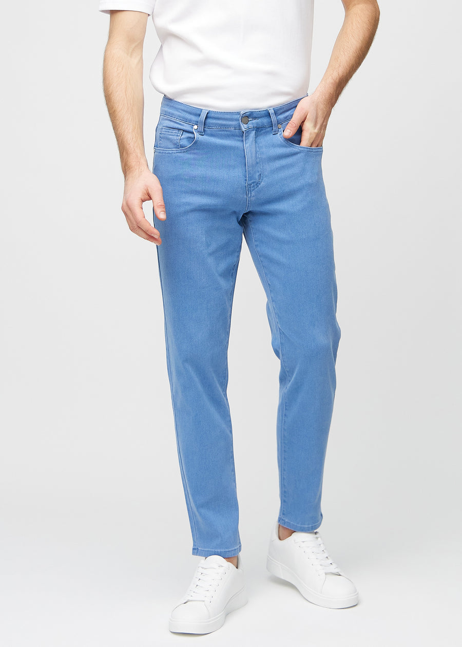 Blaue regular jeans, Modellname Geraniums, die vorne gesehen gerade am Bein herunterfallen.