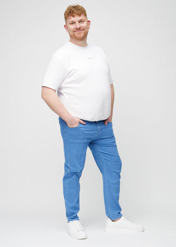 Ganzkörperbild eines Plus-Size-Models in blauen regular jeans.