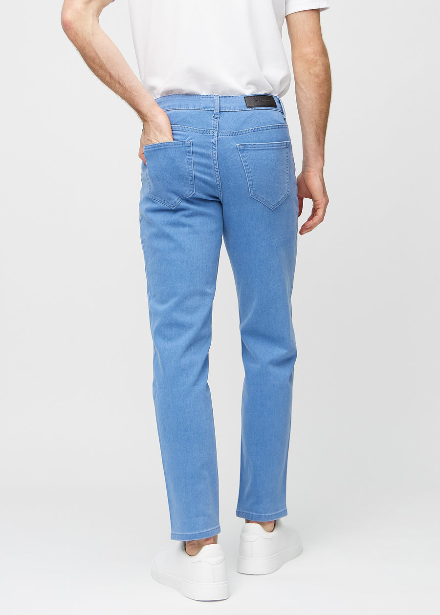 Blaue regular jeans von hinten gesehen, damit man das ganze Produkt sehen kann.