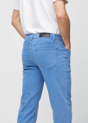 Blaue regular jeans von hinten aus der Nähe gesehen, um Details zu zeigen.