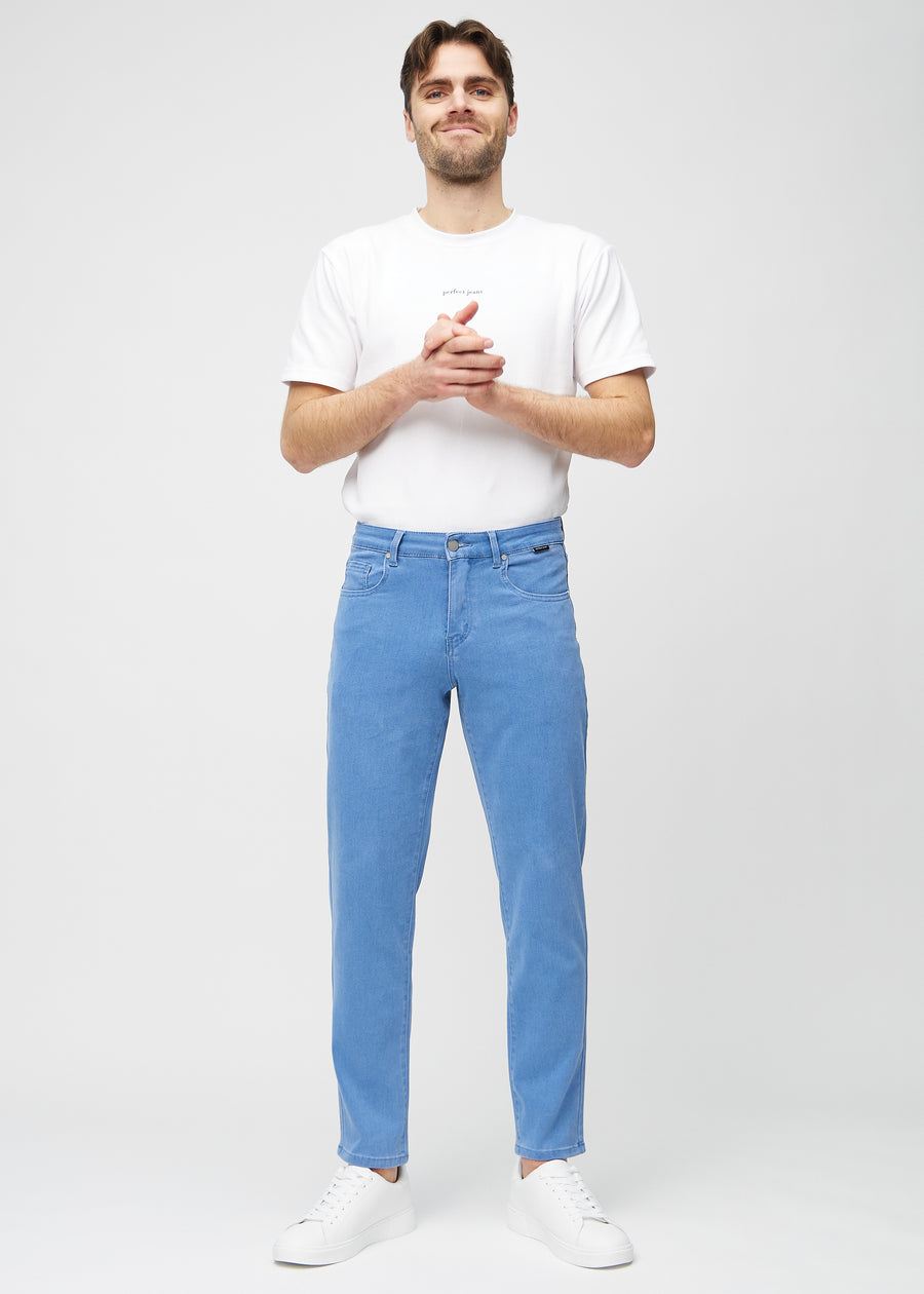 Ganzkörperbild eines Models in blauen regular jeans.