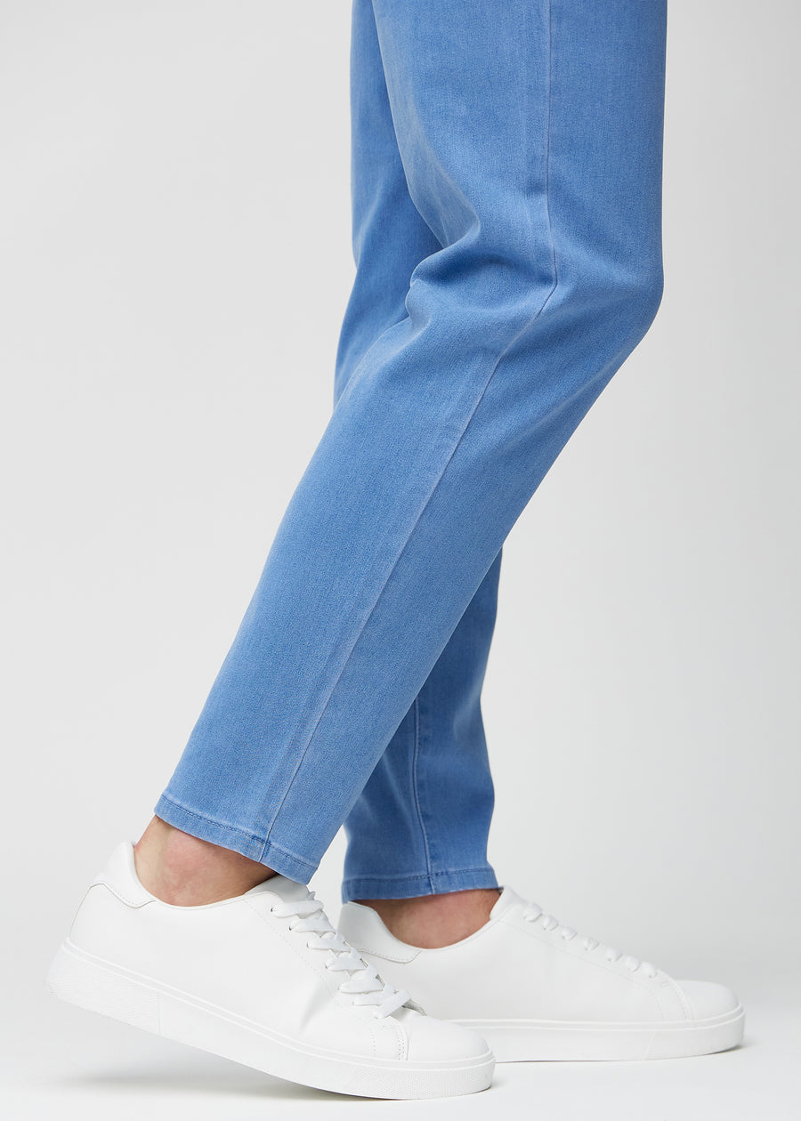 Die Knöchel eines Models, damit man sehen kann, wie locker die Jeans sitzt.