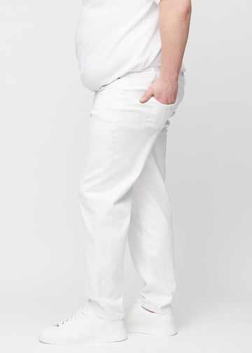 Weiße regular jeans von der Seite an einem Plus-Size-Model gesehen.