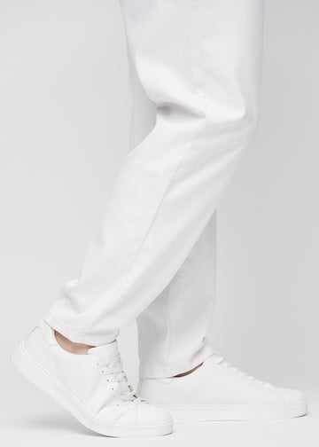 Die Knöchel eines Plus-Size-Models, damit man sehen kann, wie locker die Jeans sitzt.