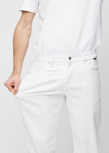 Das Model dehnt die Jeans am Oberschenkel, um den Stretch zu zeigen.