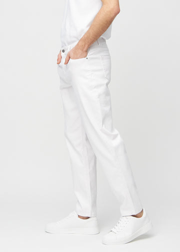 Weiße regular jeans von der Seite am Model gesehen.
