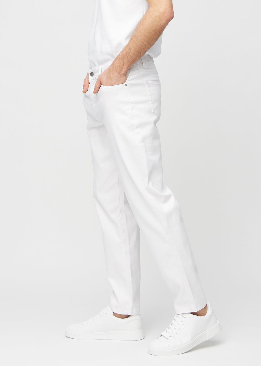 Weiße regular jeans von der Seite am Model gesehen.
